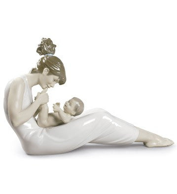 Lladro GIGGLES WITH MOM - china-cabinet.com